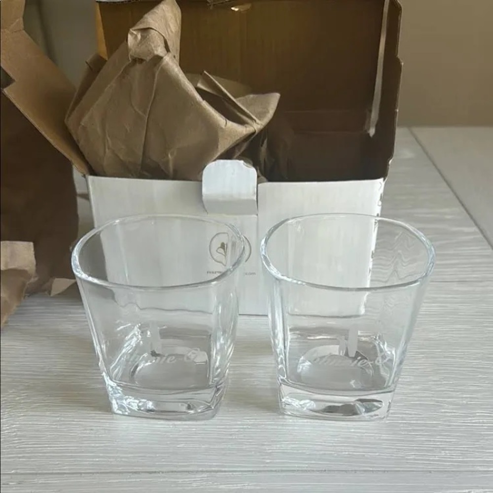 Johnnie-O Dining White Drinkware Set
